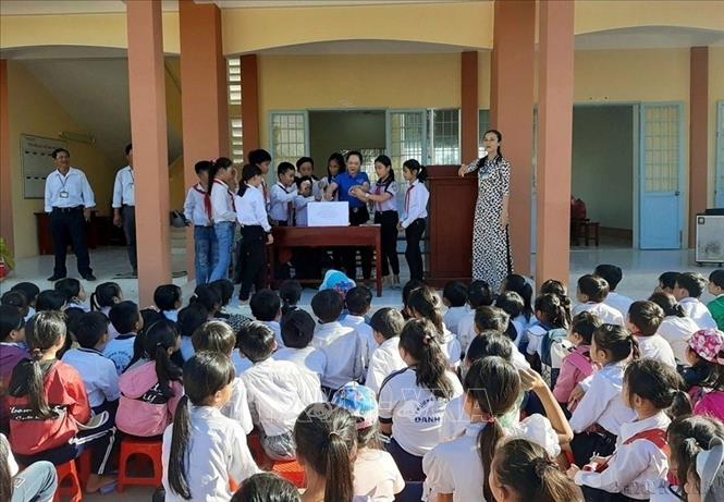 Học sinh Trường Trung học cơ sở Đông Hưng B, huyện An Minh (Kiên Giang) quyên góp ủng hộ đồng bào miền Trung. Ảnh: Lê Sen - TTXVN