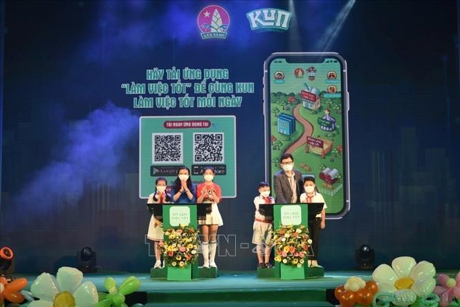 Các đại biểu thực hiện nghi thức khởi động, công bố ứng dụng 