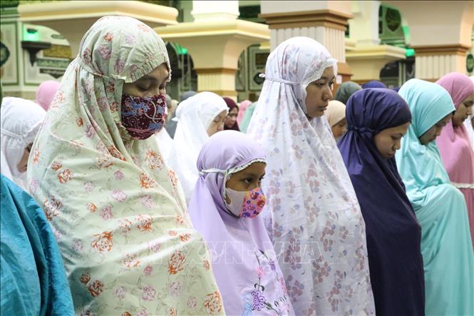 Trong ảnh: Lễ cầu nguyện Tarawih vào tối 22/3 tại Nhà thờ Hồi giáo Agung Al-Azhar lớn nhất khu vực phía Nam thủ đô Jakarta của Indonesia. Ảnh: Hữu Chiến - PV TTXVN tại Indonesia.
