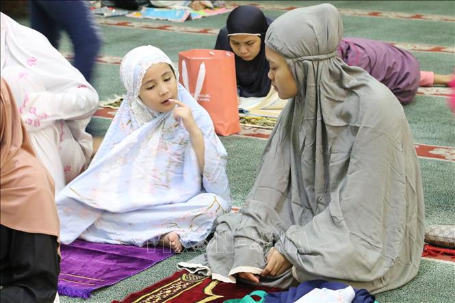 Trong ảnh: Một bé gái cùng mẹ tại lễ cầu nguyện Tarawih vào tối 22/3 tại Nhà thờ Hồi giáo Agung Al-Azhar lớn nhất khu vực phía Nam thủ đô Jakarta của Indonesia. Ảnh: Hữu Chiến - PV TTXVN tại Indonesia.

