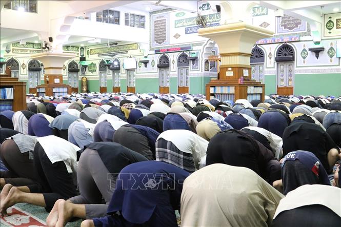 Trong ảnh: Các tín đồ Hồi giáo thực hiện nghi lễ cầu nguyện Tarawih vào tối 22/3 tại Nhà thờ Hồi giáo Agung Al-Azhar lớn nhất khu vực phía Nam thủ đô Jakarta của Indonesia. Ảnh: Hữu Chiến - PV TTXVN tại Indonesia.
