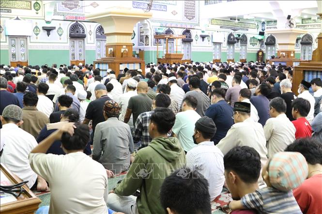 Trong ảnh: Các tín đồ Hồi giáo thực hiện nghi lễ cầu nguyện Tarawih vào tối 22/3 tại Nhà thờ Hồi giáo Agung Al-Azhar lớn nhất khu vực phía Nam thủ đô Jakarta của Indonesia. Ảnh: Hữu Chiến - PV TTXVN tại Indonesia.
