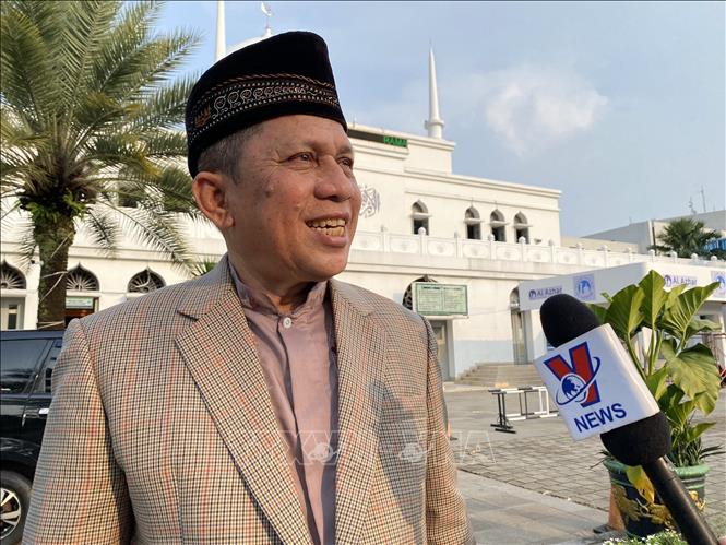 Trong ảnh: Ông Risdin Zein, quản lý thánh đường Hồi giáo Agung Al-Azhar ở phía Nam thủ đô Jakarta, cho biết mục đích của việc nhịn chay trong suốt tháng Ramadan là để các tín đồ tự kiểm soát bản thân khỏi các ham muốn tầm thường, làm điều tốt ở bất cứ đâu và bất kỳ lúc nào, cả đối với người trong đạo và ngoại đạo, đồng thời rèn luyện sức khỏe cả về thể chất lẫn tinh thần. Ảnh: Hữu Chiến - PV TTXVN tại Indonesia.