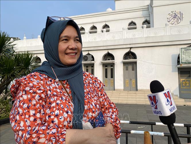 Trong ảnh: Bà Rina Nasution, một tín đồ sinh sống tại khu vực ngoại thành Depok của Jakarta, chia sẻ rằng trong tháng Ramadan bà sẽ tập trung cầu nguyện cho gia đình và cộng đồng, đồng thời dành nhiều thời gian để đọc sách tôn giáo và làm việc tốt. Ảnh: Hữu Chiến - PV TTXVN tại Indonesia.
