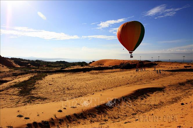 Khinh khí cầu bay trên đồi cát Bình Thuận tại Lễ hội Khinh khí cầu quốc tế - Phan Thiết, Bình Thuận lần thứ nhất (13/7/2012). Ảnh: Quang Hải - TTXVN