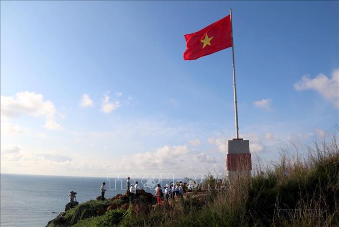 Cột cờ chủ quyền Tổ quốc tại đảo Phú Quý, tỉnh Bình Thuận. Ảnh: Nguyễn Thanh - TTXVN