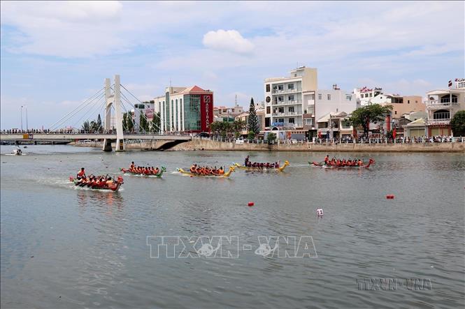 Giải đua thuyền truyền thống toàn quốc năm 2018 trên sông Cà Ty, thành phố Phan Thiết. Ảnh: Nguyễn Thanh - TTXVN