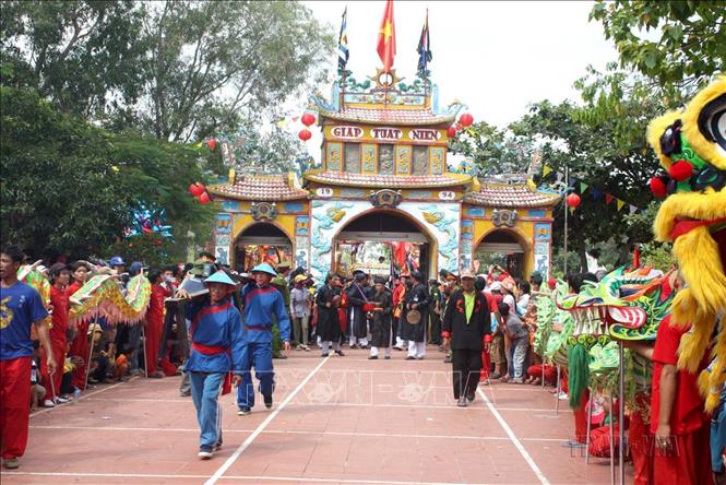 Lễ hội văn hóa du lịch Dinh Thầy Thím tại Khu di tích văn hóa Dinh Thầy Thím, xã Tân Tiến, thị xã La Gi. Đây là một lễ hội văn hóa độc đáo và đầy sắc màu tín ngưỡng dân gian. Ảnh: Nguyễn Thanh - TTXVN