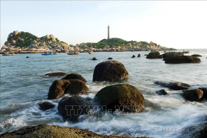 Mũi Kê Gà, thuộc xã Tân Thành, huyện Hàm Thuận Nam có vẻ đẹp hoang sơ, bình dị, với bãi đá nhấp nhô chạy dài ven biển; đặc biệt có ngọn hải đăng cao 70m được xây dựng từ thời Pháp thuộc, được xem là cao nhất Việt Nam. Ảnh: Mạnh Linh - TTXVN