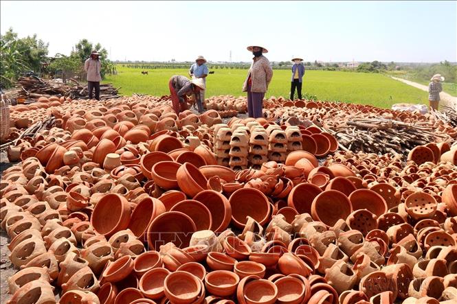 Tồn tại từ lâu đời, làng Chăm Bình Đức (xã Phan Hiệp, huyện Bắc Bình, tỉnh Bình Thuận) như một bảo tàng lưu giữ những nét văn hóa đặc sắc của người Chăm, độc đáo nhất là nghề làm gốm thủ công. Ảnh: Nguyễn Thanh - TTXVN