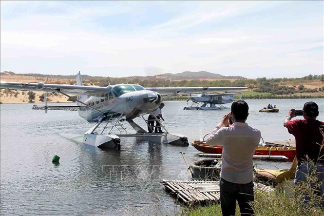 Các chuyến bay du lịch bằng thuỷ phi cơ do Hãng Hàng không Hải Âu (thuộc Tập đoàn Thiên Minh) khai thác và thực hiện từ sân bay Tân Sơn Nhất (TP Hồ Chí Minh) tới hồ Bàu Trắng, xã Hòa Thắng, huyện Bắc Bình. Ảnh: Nguyễn Thanh - TTXVN