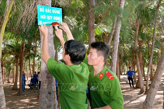 Tuổi trẻ Công an Bình Thuận tổ chức gắn biển giữ vệ sinh môi trường tại bãi biển Triều Dương, đảo Phú Quý trong chương trình 