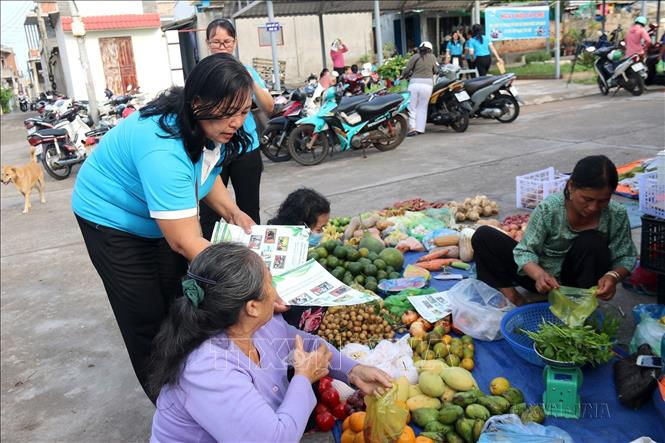 Hội liên hiệp Phụ nữ huyện đảo Phú Quý (Bình Thuận) tổ chức Ngày hội tái chế thu gom túi nylon đã qua sử dụng được làm sạch và các vật dụng tái chế và phát tờ rơi và tuyên truyền tham gia bảo vệ môi trường cho người đi chợ và người bán hàng tại chợ Tam Thanh, huyện đảo Phú Quý (tháng 10/2022). Ảnh: Nguyễn Thanh – TTXVN