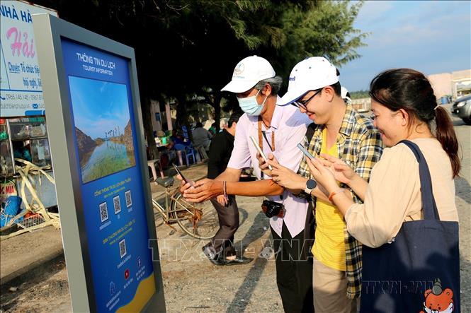 Từ tháng 10/2022, Trung tâm Thông tin xúc tiến du lịch lắp đặt Cổng thông tin điện tử du lịch Bình Thuận tại đảo Phú Quý để du khách tiện tra cứu. Ảnh: Nguyễn Thanh - TTXVN 