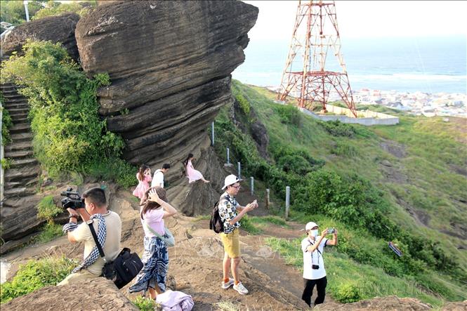 Tháng 10/2022, Sở Văn hóa, Thể thao và Du lịch Bình Thuận phối hợp các công ty lữ hành khảo sát sản phẩm du lịch mới và hướng đến xây dựng sản phẩm “Du lịch xanh” tại huyện đảo Phú Quý. Ảnh: Nguyễn Thanh - TTXVN