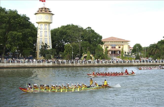 Giải đua thuyền truyền thống trên sông Cà Ty, TP Phan Thiết (Bình Thuận) trong chương trình Lễ hội Cầu Ngư và Tuần Văn hoá - Du lịch 