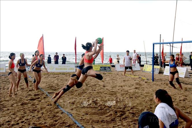 Thi đấu bóng ném bãi biển tại Công viên biển Đồi Dương, thành phố Phan Thiết. Ảnh: Nguyễn Thanh - TTXVN