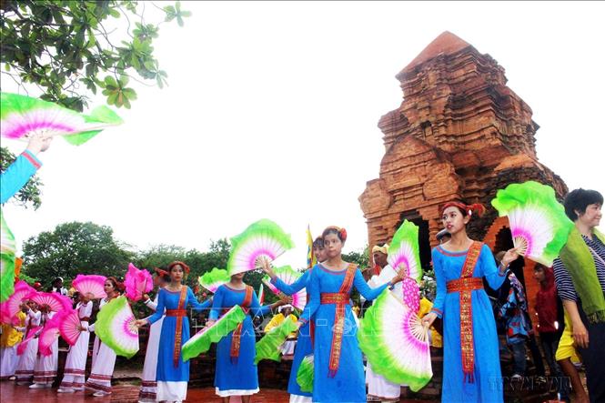 Nghi lễ rước y trang của nữ thần Pô Sah Inư lên tháp chính trong Lễ hội Katê năm 2020 của đồng bào Chăm theo đạo Bà-la-môn tỉnh Bình Thuận ở phường Phú Hài, thành phố Phan Thiết. Ảnh: Hồng Hiếu - TTXVN