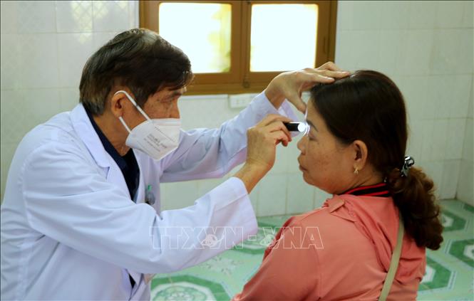 Trong ảnh: Bác sĩ Bệnh viện Mắt Hải Phòng khám miễn phí cho người dân. Ảnh: Minh Thu - TTXVN