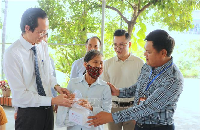 Trong ảnh: Lãnh đạo huyện An Dương và Bệnh viện Mắt Hải Phòng cùng đại diện Công ty LG Display phát thuốc miễn phí cho người dân. Ảnh: Minh Thu - TTXVN