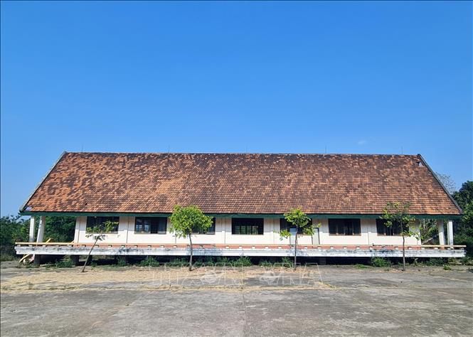 Trong ảnh: Nhà dài trung tâm Buôn Buôr được xây dựng nhằm mục đích bảo tồn cũng đã… xuống cấp. Ảnh: Minh Hưng – TTXVN 