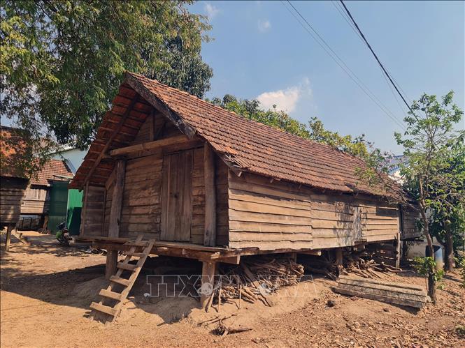 Trong ảnh: Một căn nhà dài truyền thống của người Ê đê tại Buôn Buôr. Ảnh: Minh Hưng – TTXVN 