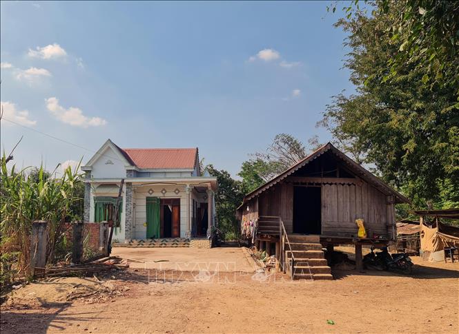 Trong ảnh: Những căn nhà dài truyền thống đang dần được thay thế bởi nhà hiện đại. Ảnh: Minh Hưng – TTXVN 