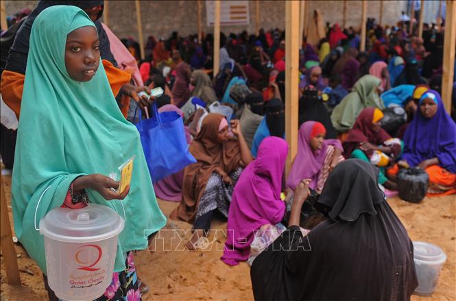 (Tư liệu) Người dân chờ được phát lương thực cứu trợ tại Mogadishu, Somalia. Ảnh: AFP/ TTXVN