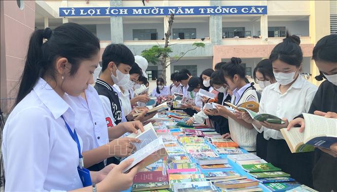 Trong ảnh: Các em học sinh trường THCS&THPT Võ Thị Sáu (Tuy An, Phú Yên) đọc sách tại chương trình “Chuyến xe tri thức”. Ảnh: Tường Quân – TTXVN