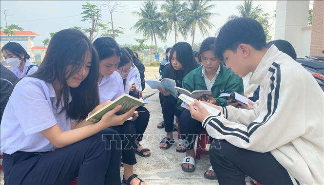 Trong ảnh: Các em học sinh trường THCS&THPT Võ Thị Sáu (Tuy An, Phú Yên) đọc sách tại chương trình “Chuyến xe tri thức”. Ảnh: Tường Quân – TTXVN