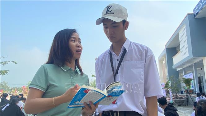 Trong ảnh: Cán bộ Thư viện tỉnh Phú Yên hướng dẫn các em học sinh cách lựa chọn sách phù hợp. Ảnh: Tường Quân – TTXVN