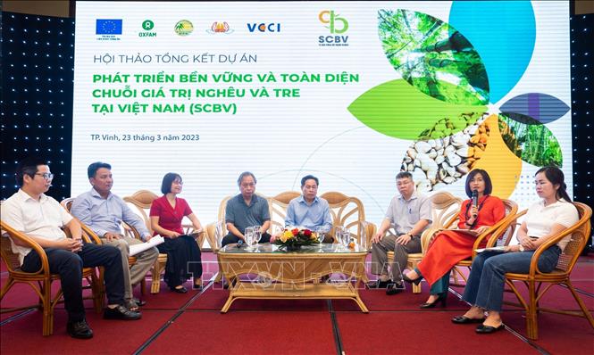 Delegates join the panel discussion at the conference. VNA Photo: Tá Chuyên