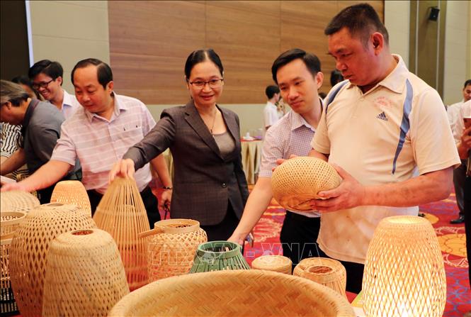 Delegates view bamboo products at the conference. VNA Photo: Tá Chuyên