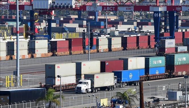 Công-ten-nơ hàng hóa được xếp tại cảng Long Beach, California, Mỹ. Ảnh: AFP/ TTXVN