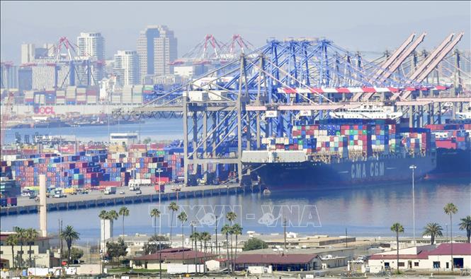 Quang cảnh cảng hàng hóa Long Beach, California, Mỹ. Ảnh: AFP/ TTXVN