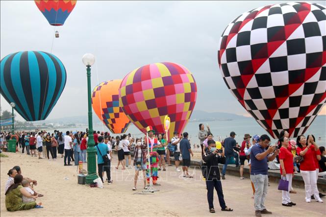 Thousands of locals and tourists gather on Doi Duong beach, the south-central province of Binh Thuan, on March 24 to admire the 25 balloons and take photos with them. VNA Photo: Nguyễn Thanh