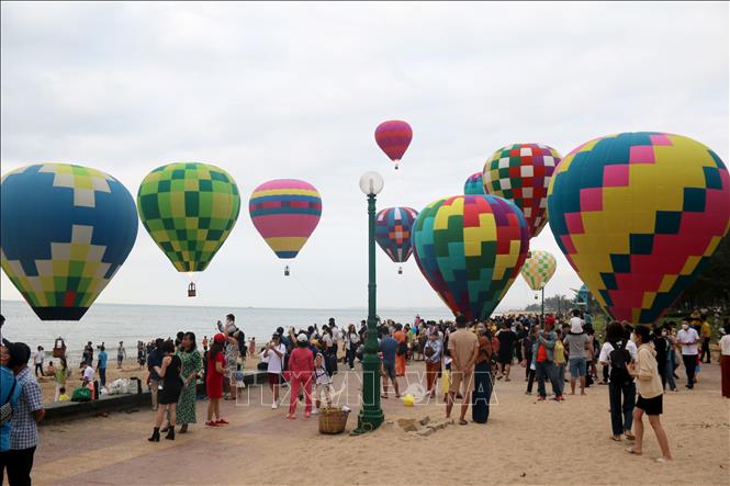 Thousands of locals and tourists gather on Doi Duong beach, the south-central province of Binh Thuan, on March 24 to admire the 25 balloons and take photos with them. VNA Photo: Nguyễn Thanh