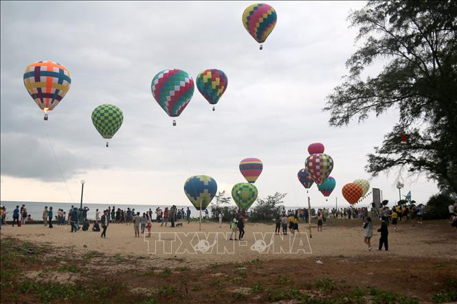Thousands of locals and tourists gather on Doi Duong beach, the south-central province of Binh Thuan, on March 24 to admire the 25 balloons and take photos with them. VNA Photo: Nguyễn Thanh