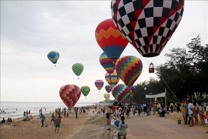 Thousands of locals and tourists gather on Doi Duong beach, the south-central province of Binh Thuan, on March 24 to admire the 25 balloons and take photos with them. VNA Photo: Nguyễn Thanh