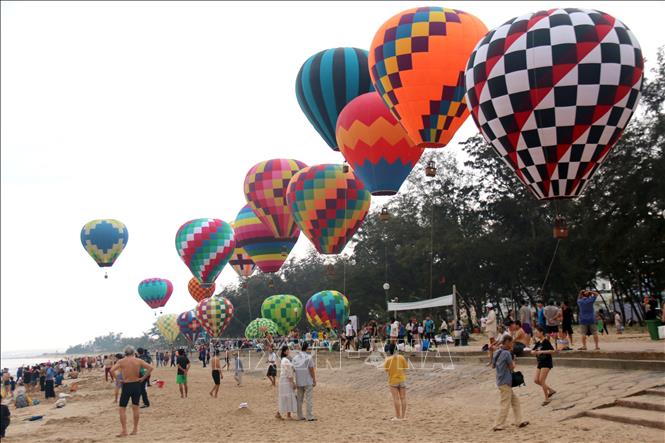 Thousands of locals and tourists gather on Doi Duong beach, the south-central province of Binh Thuan, on March 24 to admire the 25 balloons and take photos with them. VNA Photo: Nguyễn Thanh