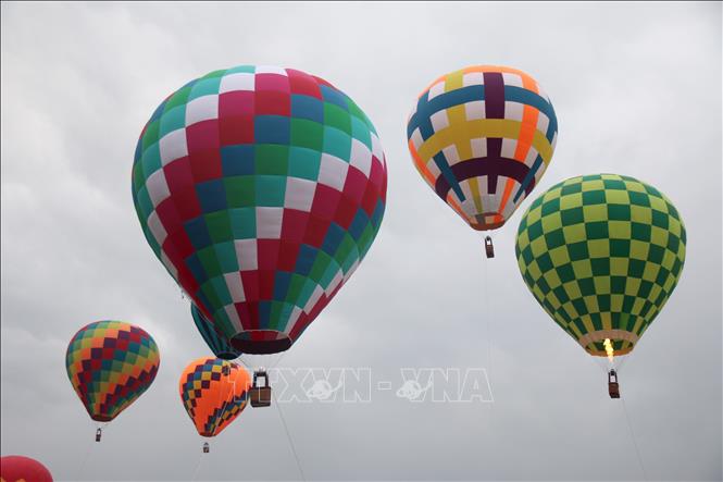 A hot-air balloon festival is held on Doi Duong beach, Binh Thuan prvince on March 24 to celebrate the National Tourism Year 2023 themed “Binh Thuan – Green Convergence”. VNA Photo: Nguyễn Thanh