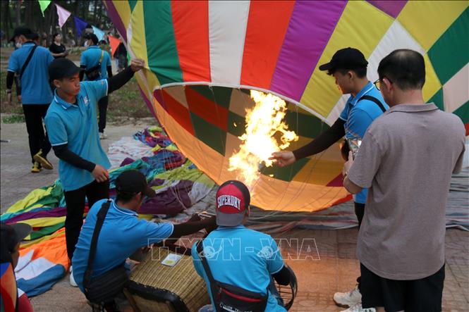 A hot-air balloon festival is held on Doi Duong beach, Binh Thuan prvince on March 24 to celebrate the National Tourism Year 2023 themed “Binh Thuan – Green Convergence”. VNA Photo: Nguyễn Thanh