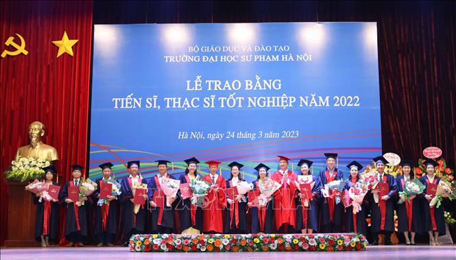 Các tân Tiến sĩ tốt nghiệp năm 2022 nhận bằng trong buổi lễ. Ảnh: Thanh Tùng - TTXVN