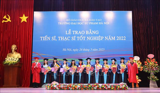 Các tân Thạc sĩ tốt nghiệp năm 2022 nhận bằng trong buổi lễ. Ảnh: Thanh Tùng - TTXVN