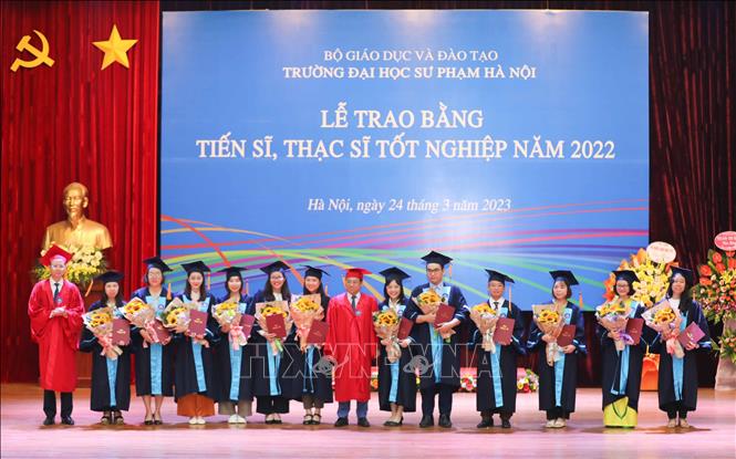 Các tân Thạc sĩ tốt nghiệp năm 2022 nhận bằng trong buổi lễ. Ảnh: Thanh Tùng - TTXVN