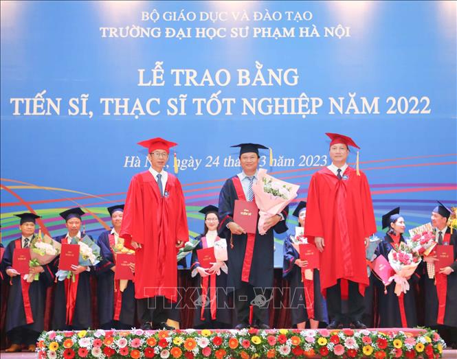 Tân tiến sĩ Nguyễn Thanh Sơn, Hiệu trưởng trường THPT Chuyên Lam Sơn (Thanh Hóa) nhận bằng trong buổi lễ..Ảnh: Thanh Tùng - TTXVN