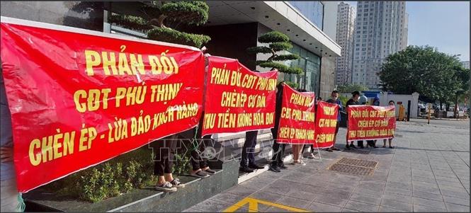 Trong ảnh: Cư dân bức xúc căng băng rôn khiếu nại tại nhiều khu vực quanh tòa nhà Phú Thịnh Green Park  (phường Hà Cầu, Hà Đông, Hà Nội). Ảnh: TTXVN phát