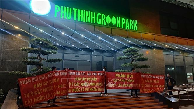 Trong ảnh: Tháng 9/2022, cư dân Tòa nhà Phú Thịnh Green Park (phường Hà Cầu, Hà Đông, Hà Nội) căng băng rôn khiếu nại về việc chủ đầu tư ép dân mua nước sạch giá cao và thu các loại phí không có hóa đơn. Ảnh: TTXVN phát