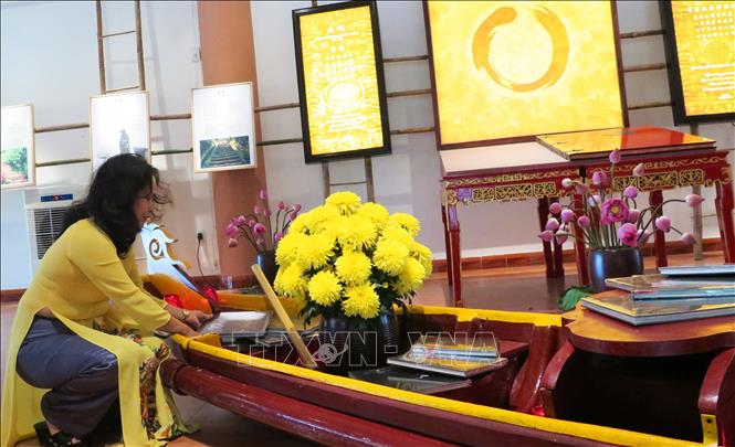 Trưng bày 2 bộ tuyển tập thơ thiền. Ảnh: Tường Vi - TTXVN
