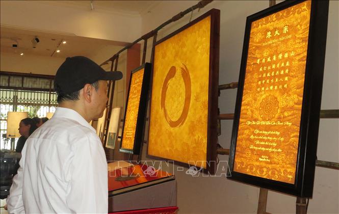 Tham quan triển lãm. Ảnh: Tường Vi - TTXVN 